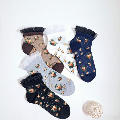 جوراب طرح گل برجسته