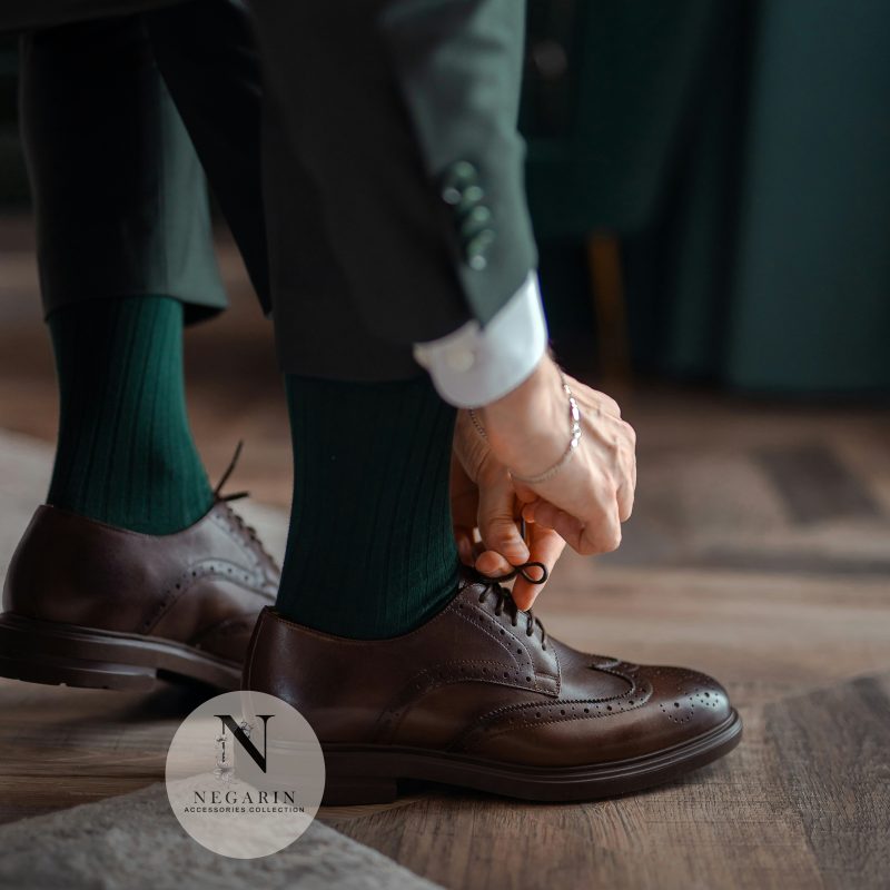 مرد با کت و شلوار و جوراب نگارین - دیجی نگارین diginegarin.ir